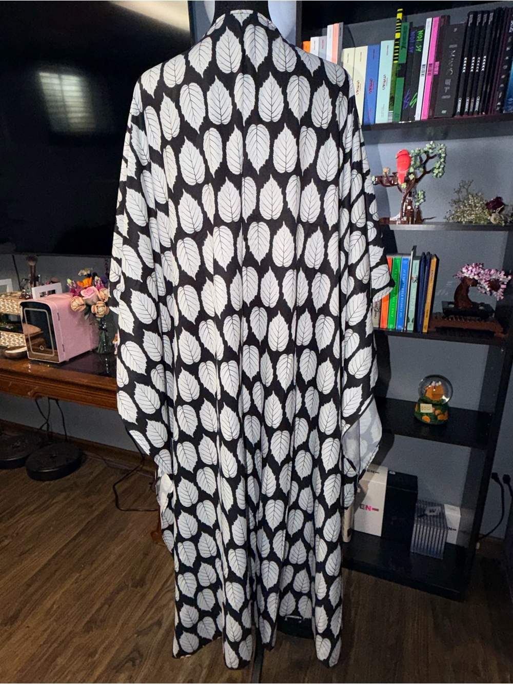 Cupshe Black and White Leaf-Print Swim Cover-Up Kimono - Picture 4 of 4